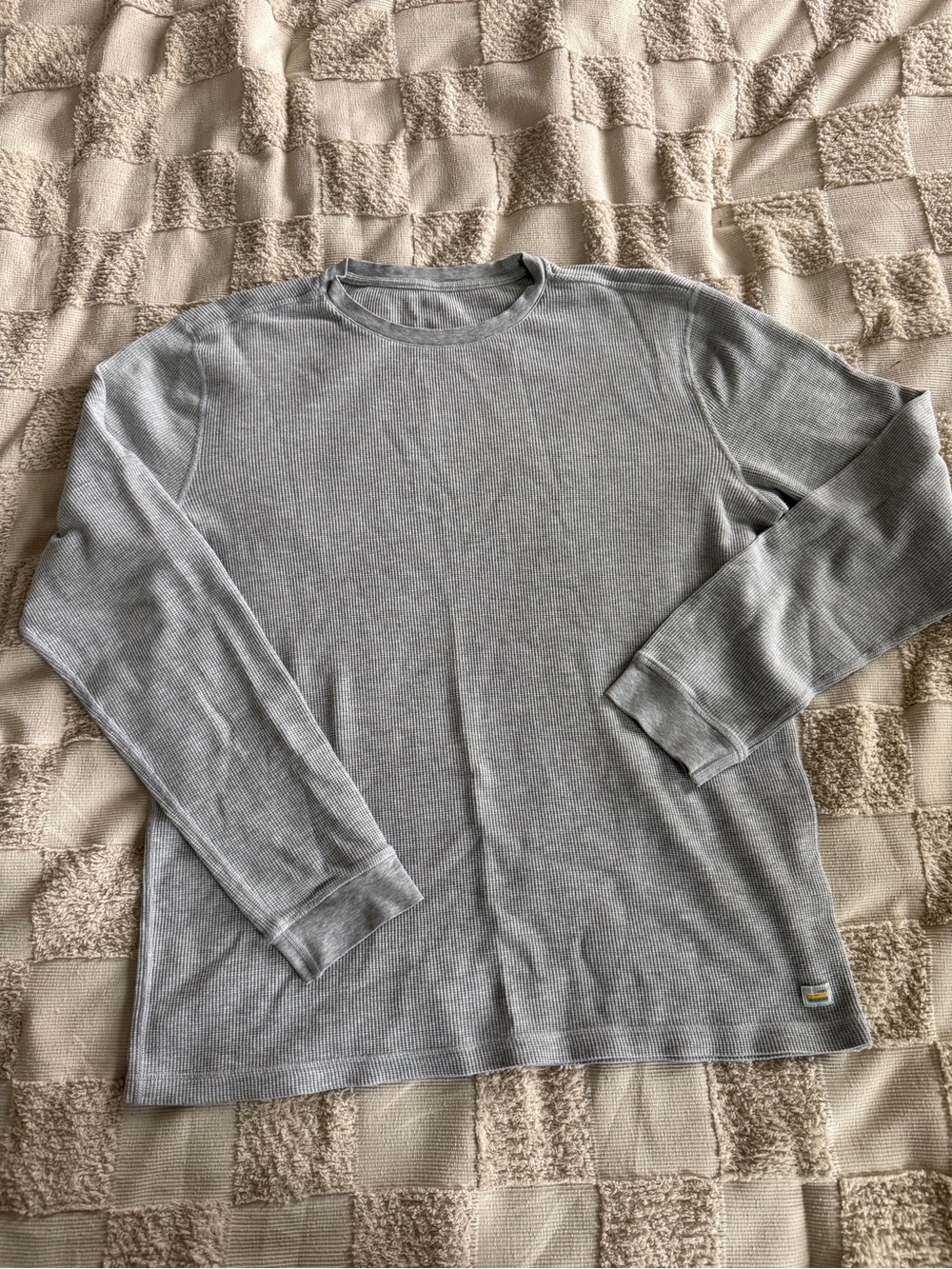 Vuori Men’s Long Sleeve Thermal Tee in Light Gray
